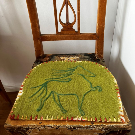 Värmedyna, sittunderlag i svensk ull i gruppen Landshopping.se / Hem & Hantverk / Handarbete / Nålfiltning - tovning hos Landshopping (10229_202315dynagr)