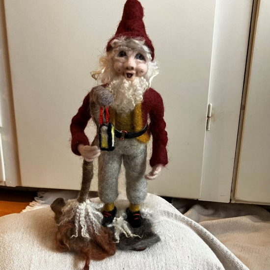 Vätte eller tomte av svensk ull i gruppen Landshopping.se / Hem & Hantverk / Handarbete / Nålfiltning - tovning hos Landshopping (10229_2024tomtejacka)