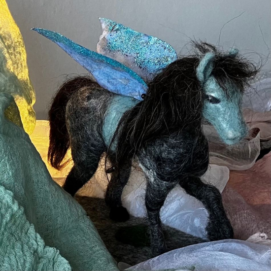 Drömhäst i ull i gruppen Landshopping.se / Hem & Hantverk / Handarbete / Nålfiltning - tovning hos Landshopping (10229_2025drmhst)