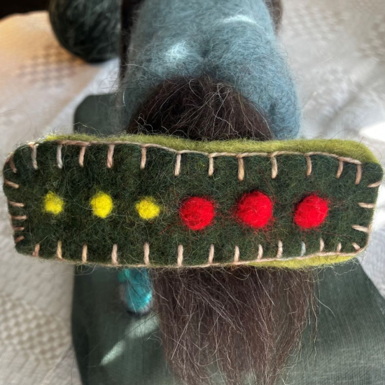 Ullfiltat  hårspänne i gruppen Landshopping.se / Hem & Hantverk / Handarbete / Nålfiltning - tovning hos Landshopping (10229_2025hrskpnneblomma)