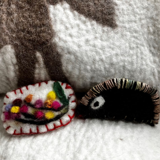 Hårspänne i ull i gruppen Landshopping.se / Hem & Hantverk / Handarbete / Nålfiltning - tovning hos Landshopping (10229_2025hrspnne4)