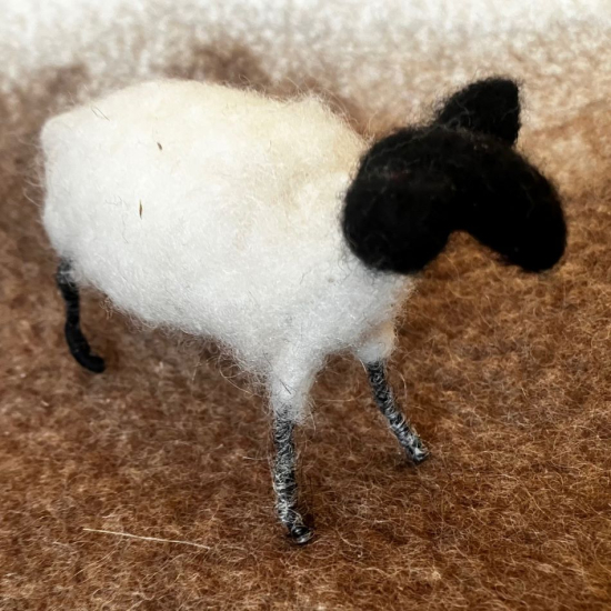Får i svensk ull i gruppen Landshopping.se / Hem & Hantverk / Handarbete / Nålfiltning - tovning hos Landshopping (10229_2025rfinulltovat)