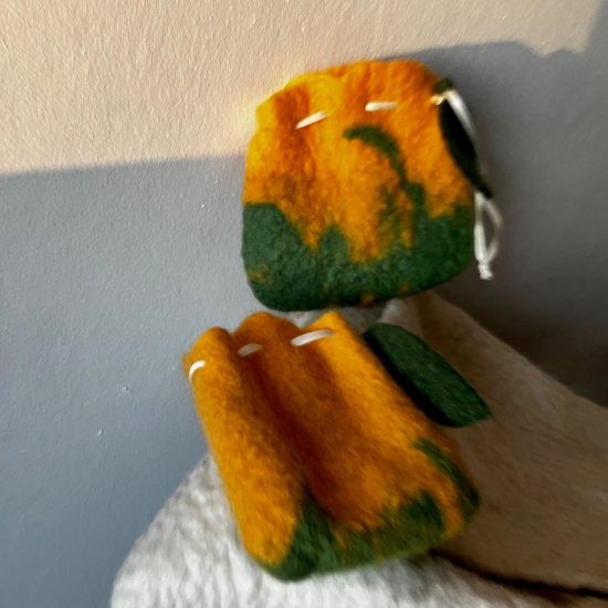 Tovad liten påse - gul i gruppen Landshopping.se / Hem & Hantverk / Handarbete / Nålfiltning - tovning hos Landshopping (10229_2025smyckespsegul)