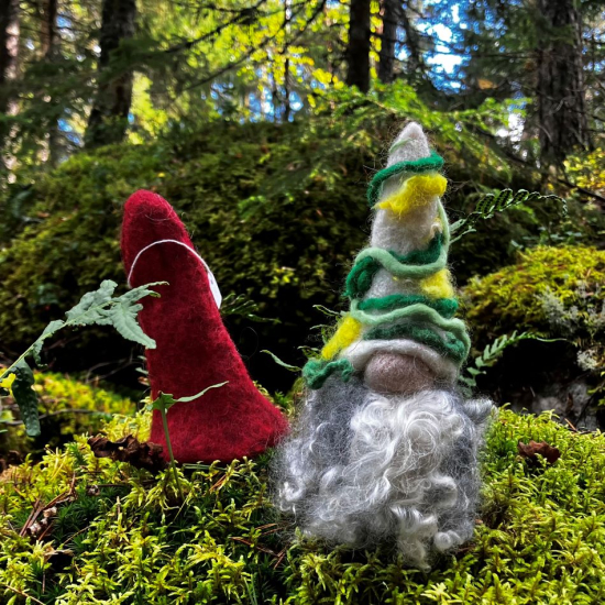 Hustomte sommar och vinter i gruppen Landshopping.se / Hem & Hantverk / Handarbete / Nålfiltning - tovning hos Landshopping (10229_2025tomteretrunt)