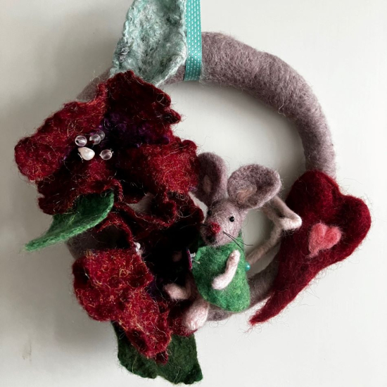 Krans i ull i gruppen Landshopping.se / Hem & Hantverk / Handarbete / Nålfiltning - tovning hos Landshopping (10229_2026kransmus)
