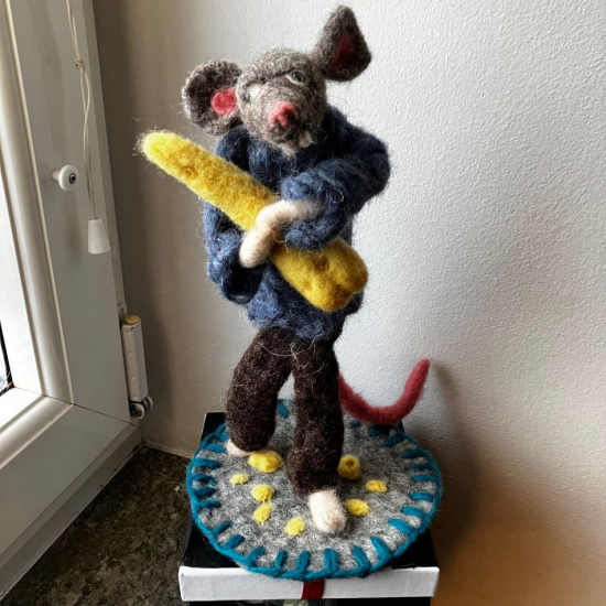 Mus med ost i gruppen Landshopping.se / Hem & Hantverk / Handarbete / Nålfiltning - tovning hos Landshopping (10229_2026musstor)