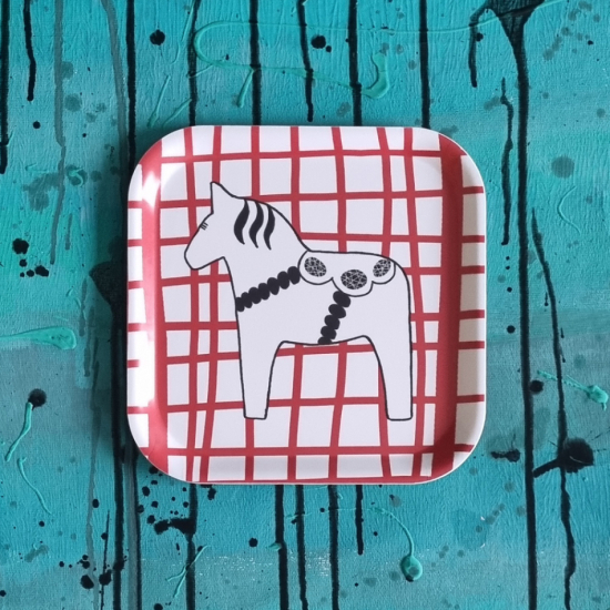 bricka/kakfat SWEDISH HORSEPOWER röd 20x20 cm i gruppen Landshopping.se / Kök & Matlagning / Dukning & Servering / Brickor, Fat & Skålar hos Landshopping (10254_03202008119)