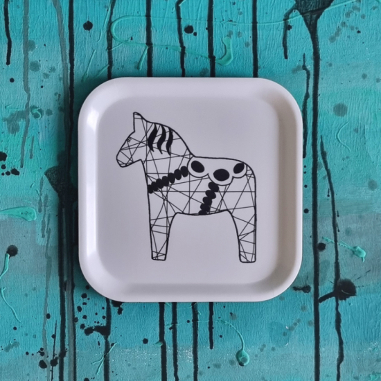 bricka/kakfat SWEDISH HORSEPOWER sv-vit 20x20 cm i gruppen Landshopping.se / Kök & Matlagning / Dukning & Servering / Brickor, Fat & Skålar hos Landshopping (10254_03202008201)