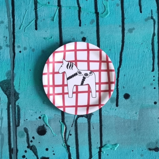 minibricka SWEDISH HORSEPOWER röd 11 cm i gruppen Landshopping.se / Kök & Matlagning / Dukning & Servering / Brickor, Fat & Skålar hos Landshopping (10254_06001103619)