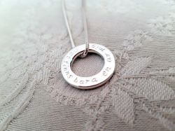 Platt ring i silver med budskap