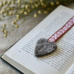 Bokmärke av dräktband och svensk ull