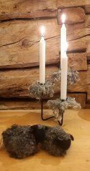 Handgjord ljusmanschett av krullig ull från gårdens får