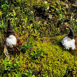 Tomte i svensk ull och brun luva