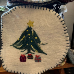 Vit värmedyna med gran