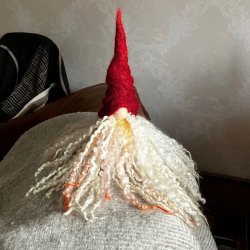 Tomte med långa ullockar