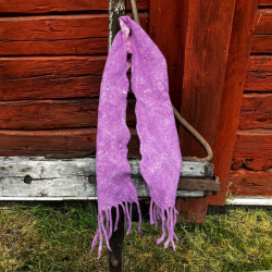 Nunotovadhalsduk i lila och rosa toner