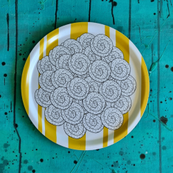 bricka SWEDISH FIKA CINNAMON gul 31 cm