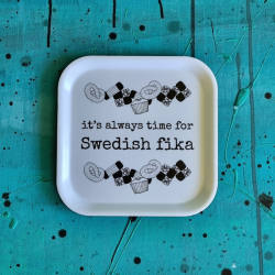 bricka/kakfat SWEDISH FIKA 20x20 cm