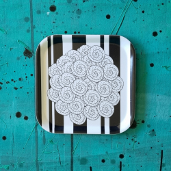 bricka/kakfat SWEDISH FIKA CINNAMON svart 20x20 cm