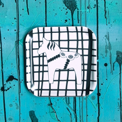 bricka/kakfat SWEDISH HORSEPOWER svartrutig 20x20 cm