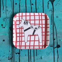 bricka/kakfat SWEDISH HORSEPOWER röd 20x20 cm