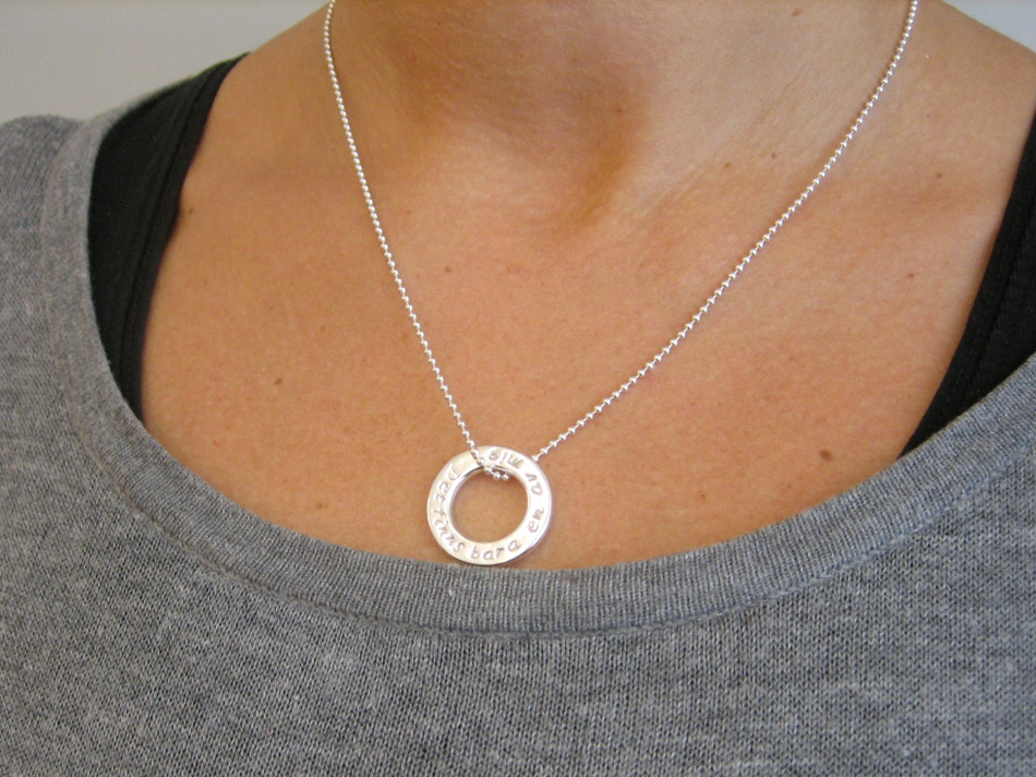 Platt ring i silver med budskap 2