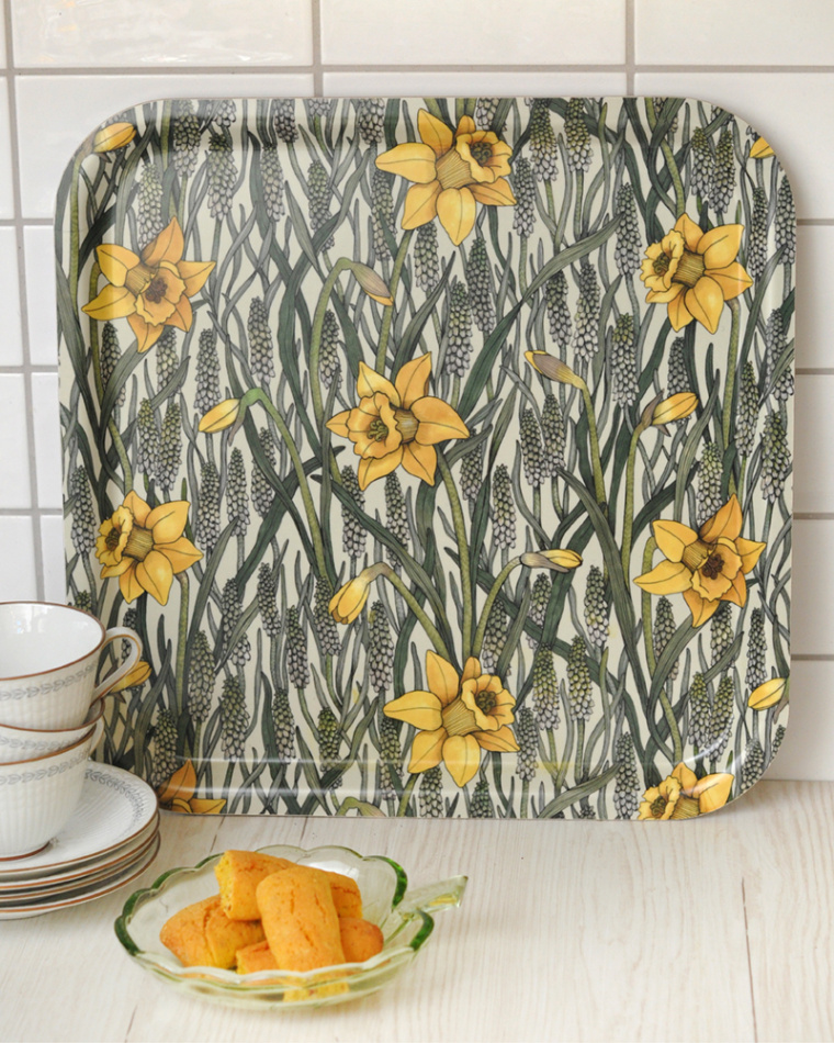 Bricka Vårpärlor vårgrön gul, med mönster med påkliljor och pärlhyacinter, passar fint till vår och påsk att duka fint med på påskbordet