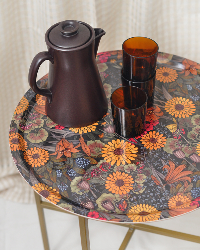 Brickbord med bricka och brickstativ i guld. Mönster med blommor i orange