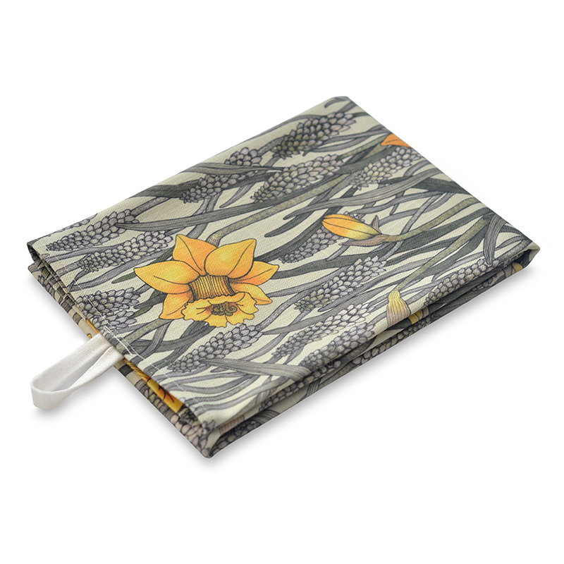 Kökshandduk Vårpärlor gul, mönster med påskliljor och pärkhyacinter, passar fint till vår och påsk