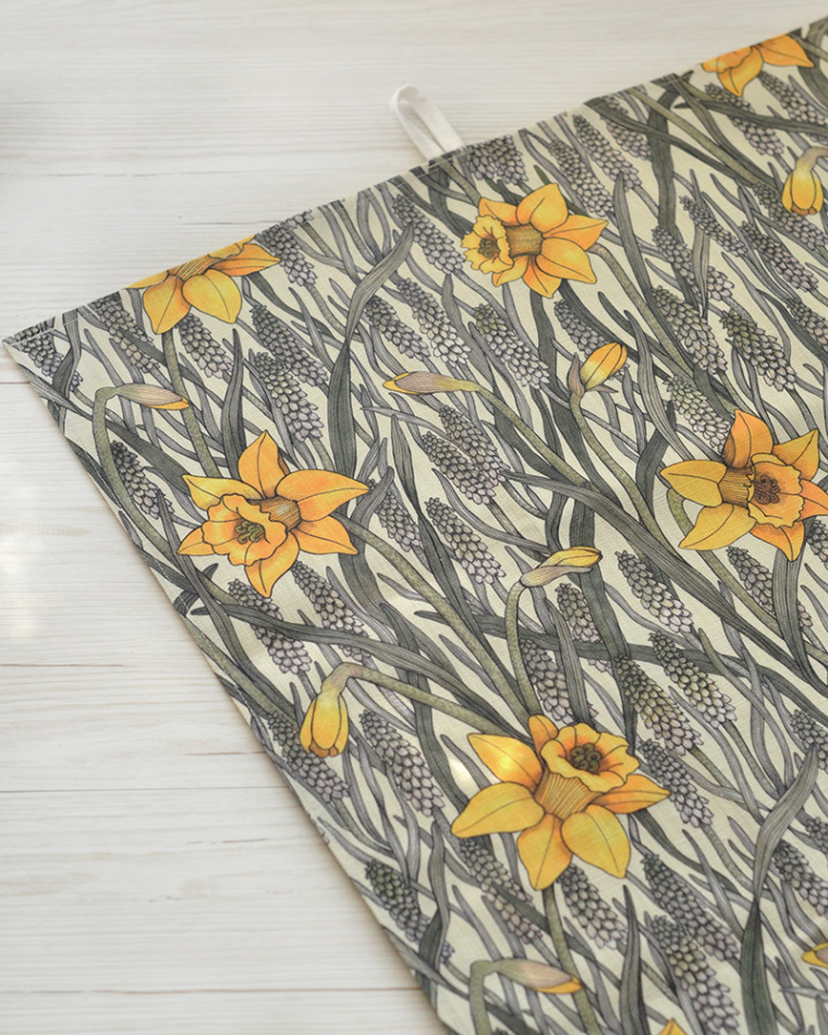 Kökshandduk Vårpärlor gul, mönster med påskliljor och pärkhyacinter, passar fint till vår och påsk