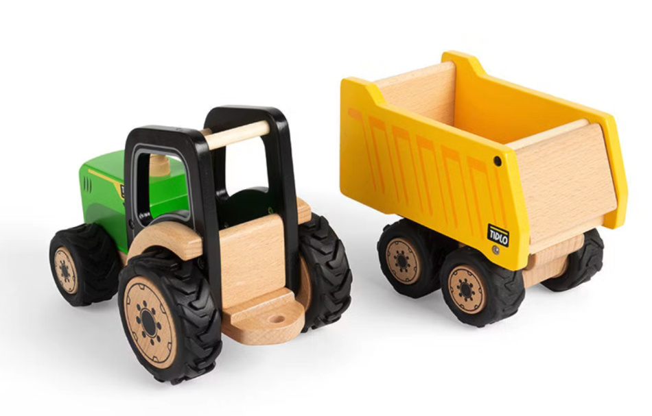 Traktor och släpvagn av trä