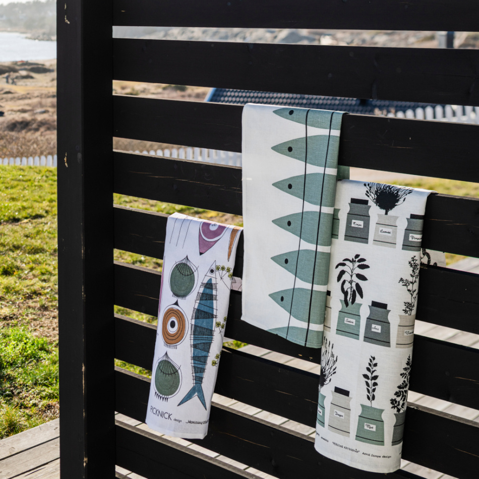 Persons kryddskåp, kökshandduk, gröngrå