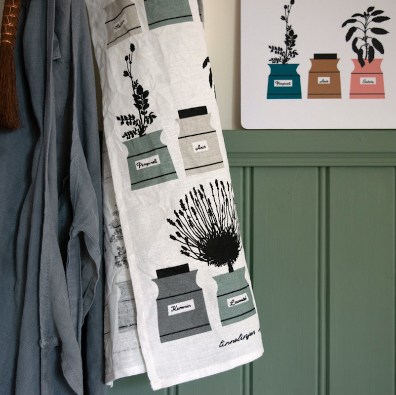 Persons kryddskåp, kökshandduk, gröngrå