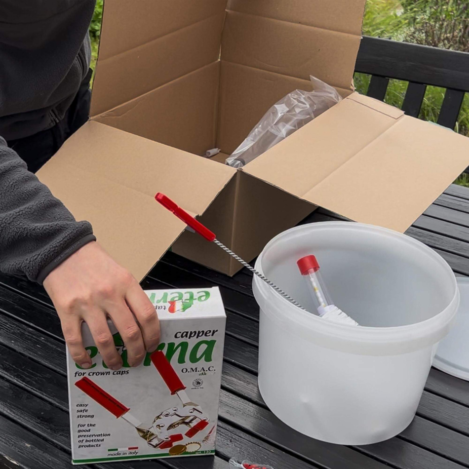 Innehållet i ciderkitet packas upp och ställs på ett bord