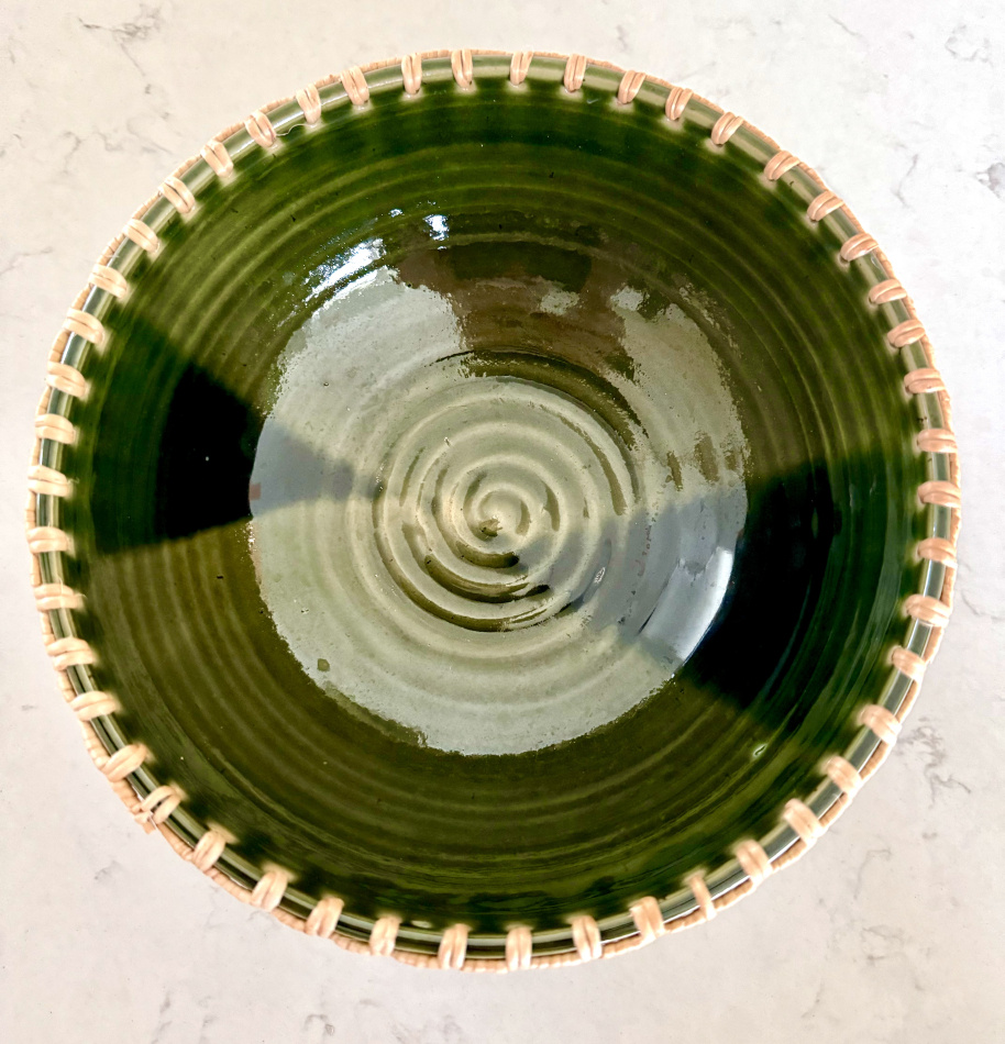 Skål med kant av björkrot