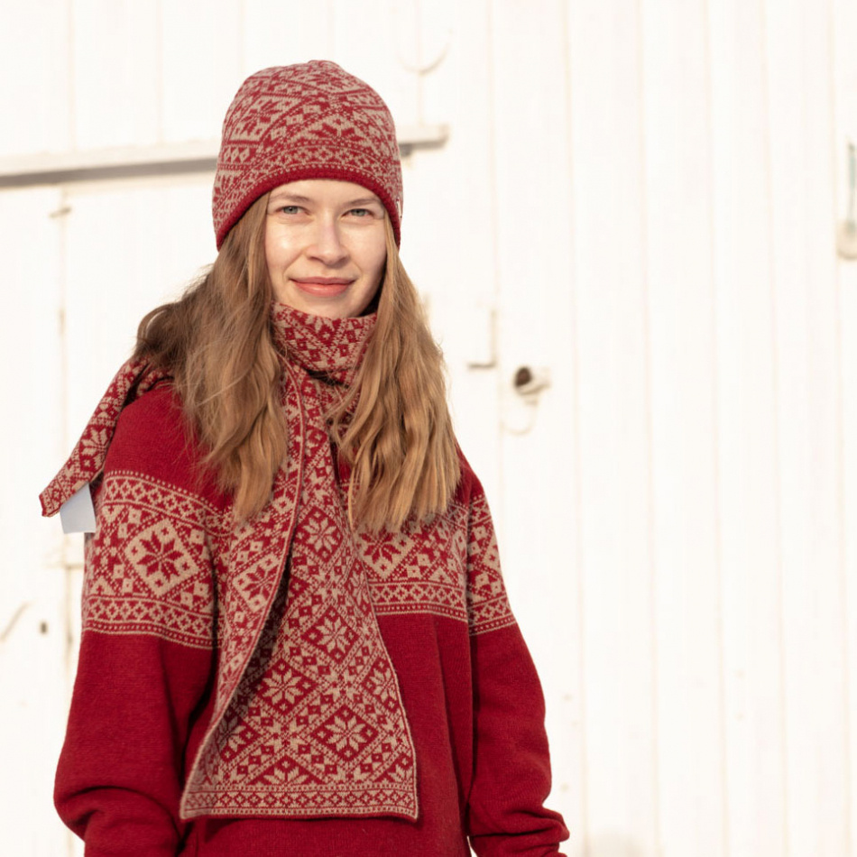 Stickad mössa med stjärnmönster