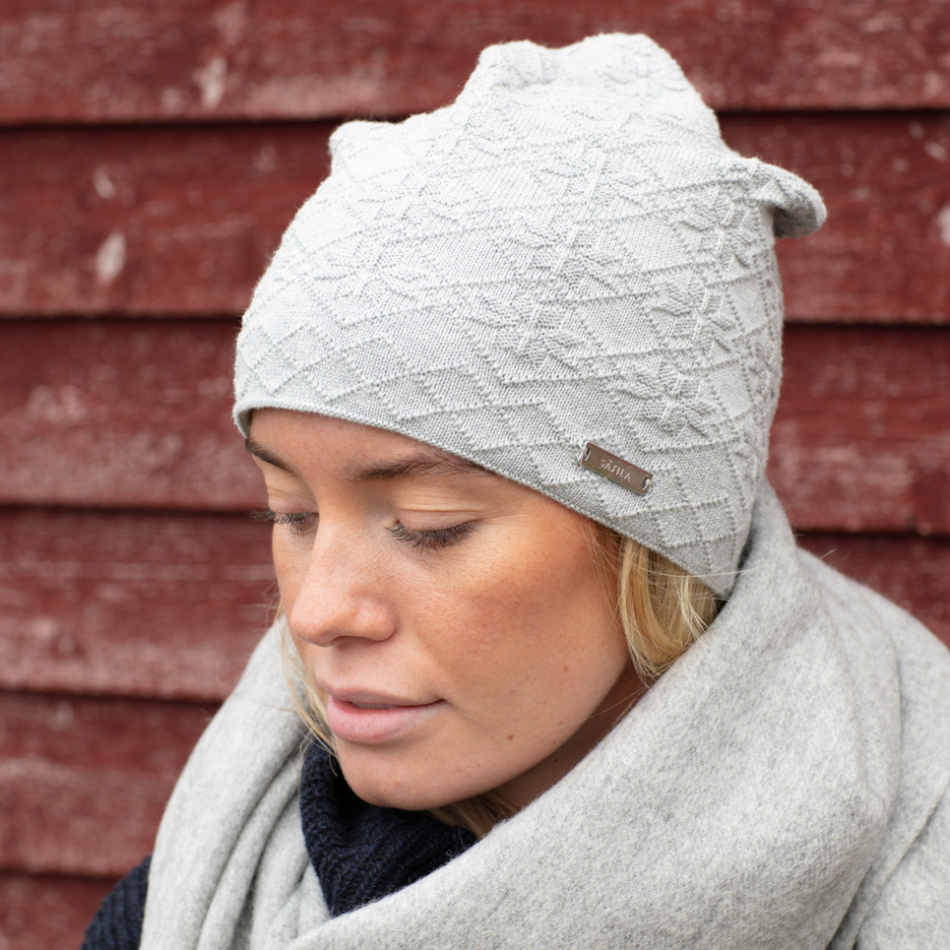 Stickad mössa med snöflingemönster