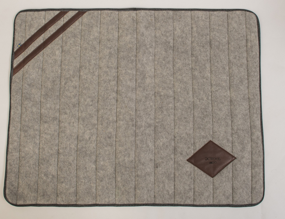 Filten har svart kantband 