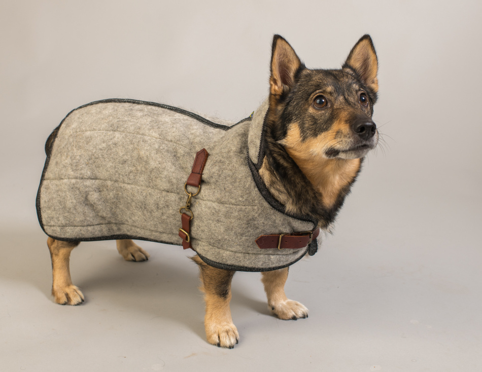 Maggjorden fäst enkelt med spänne, justerbart vid bogen