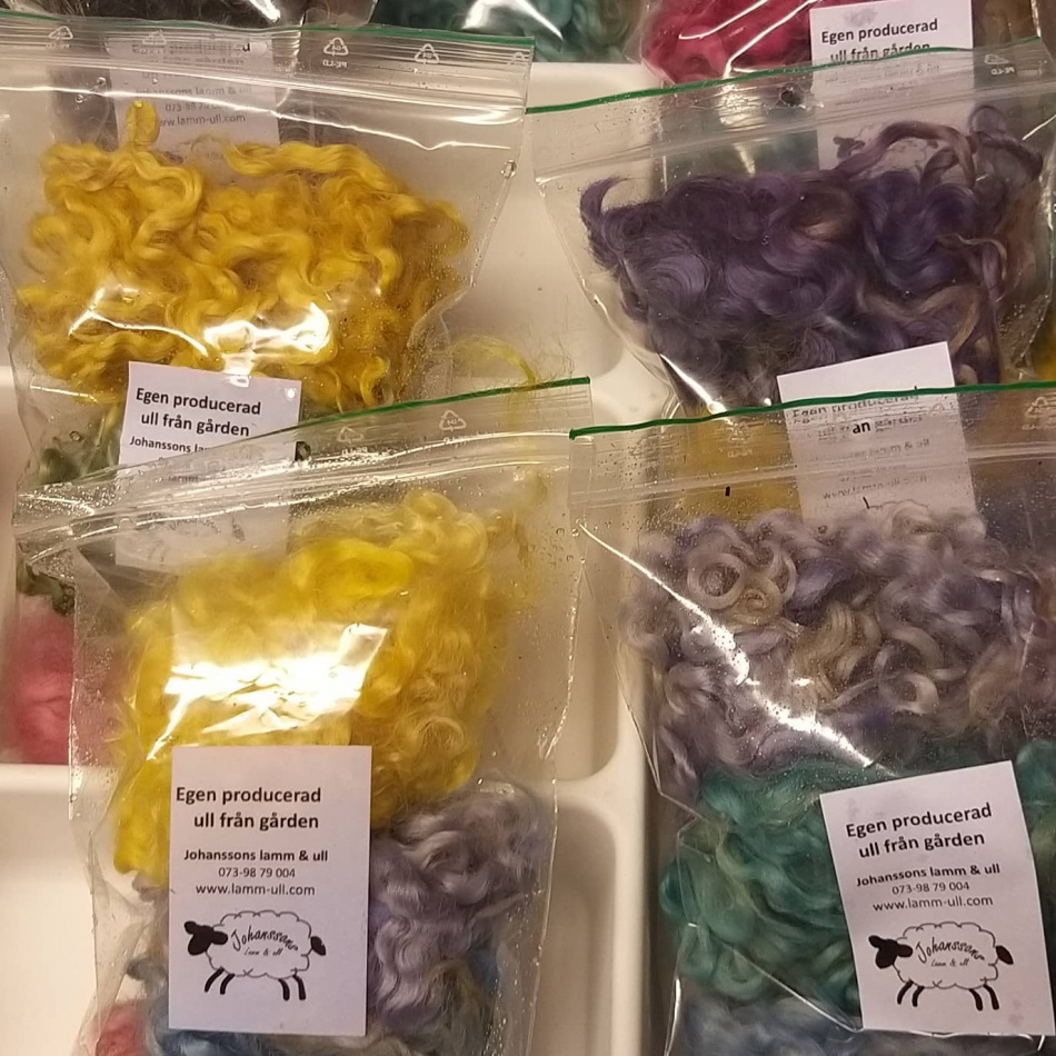Olika påsar med färgad Krullig ull