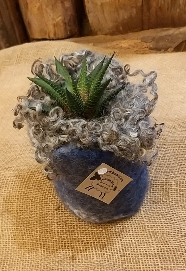 Blomma dekorerad med grå krullig ull