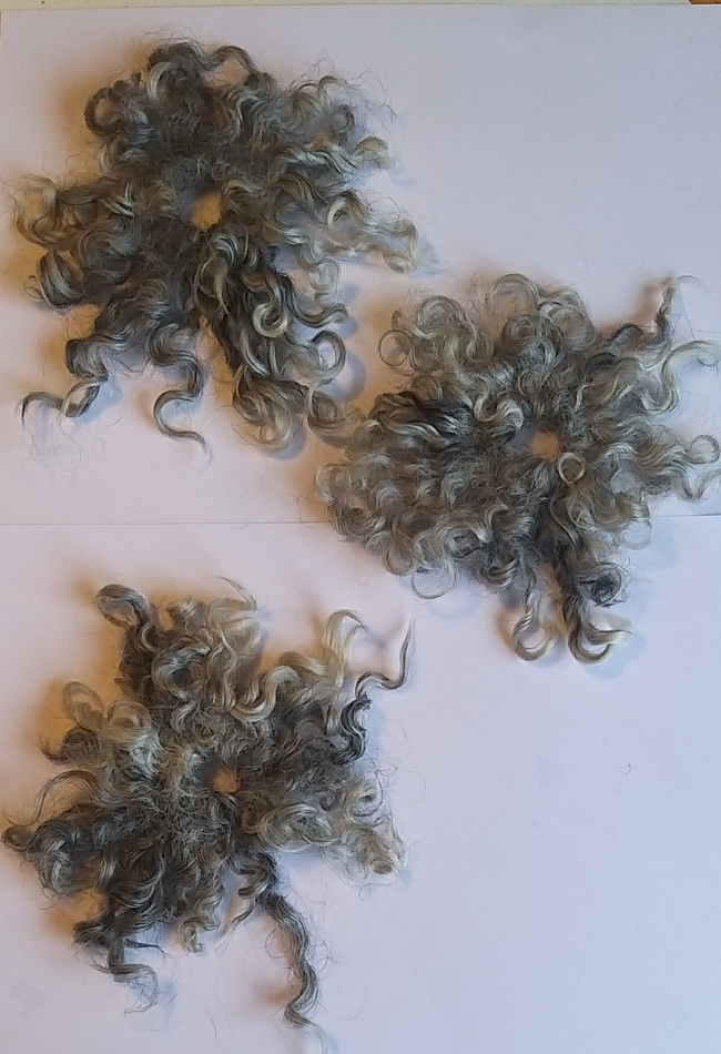 Handgjorda ljusmanschetter av krullig ull från gårdens får