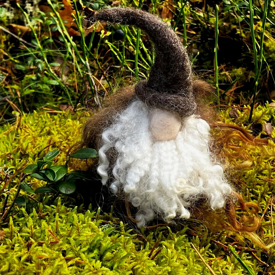 Tomte i svensk ull och brun luva