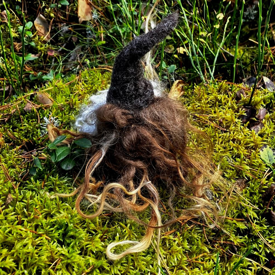 Tomte i svensk ull och brun luva