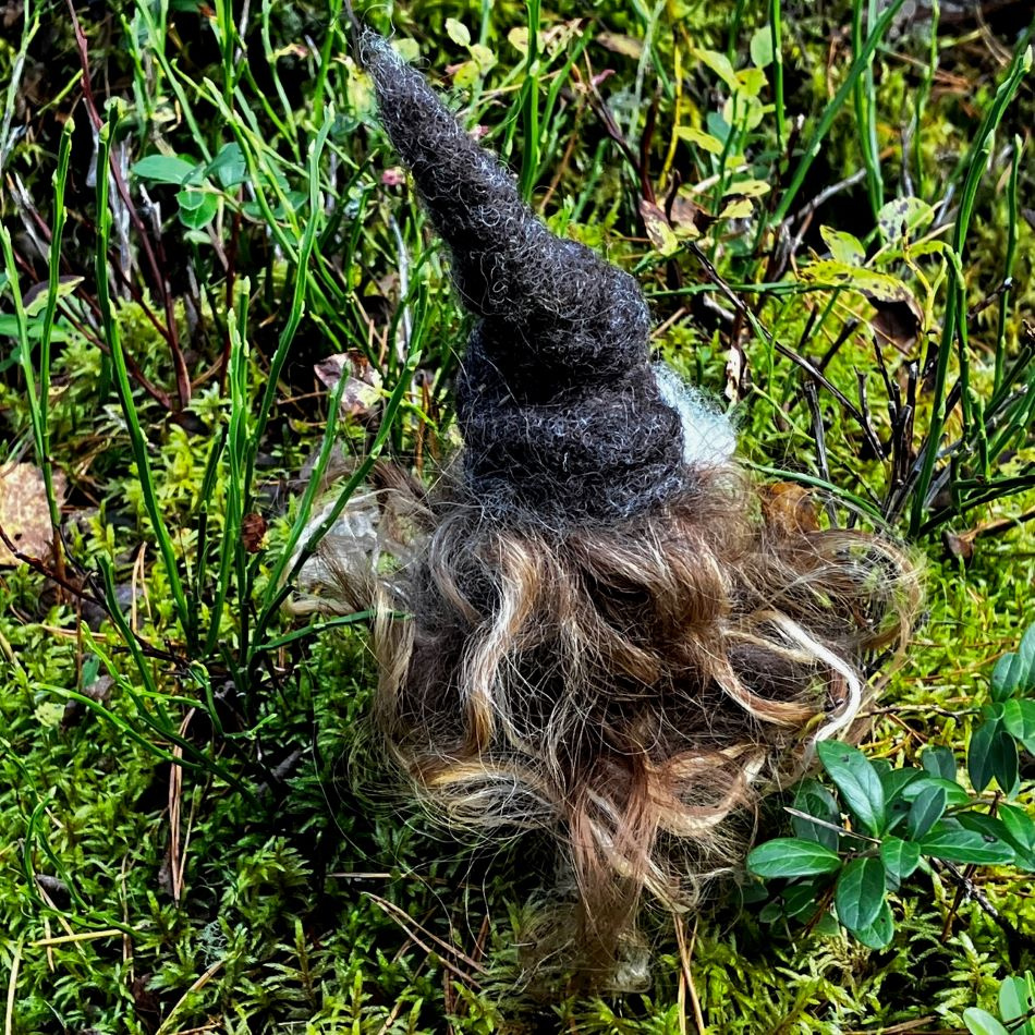 Tomte i svensk ull och brun luva