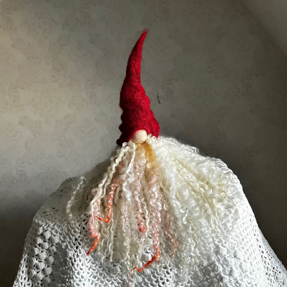 Tomte med långa ullockar