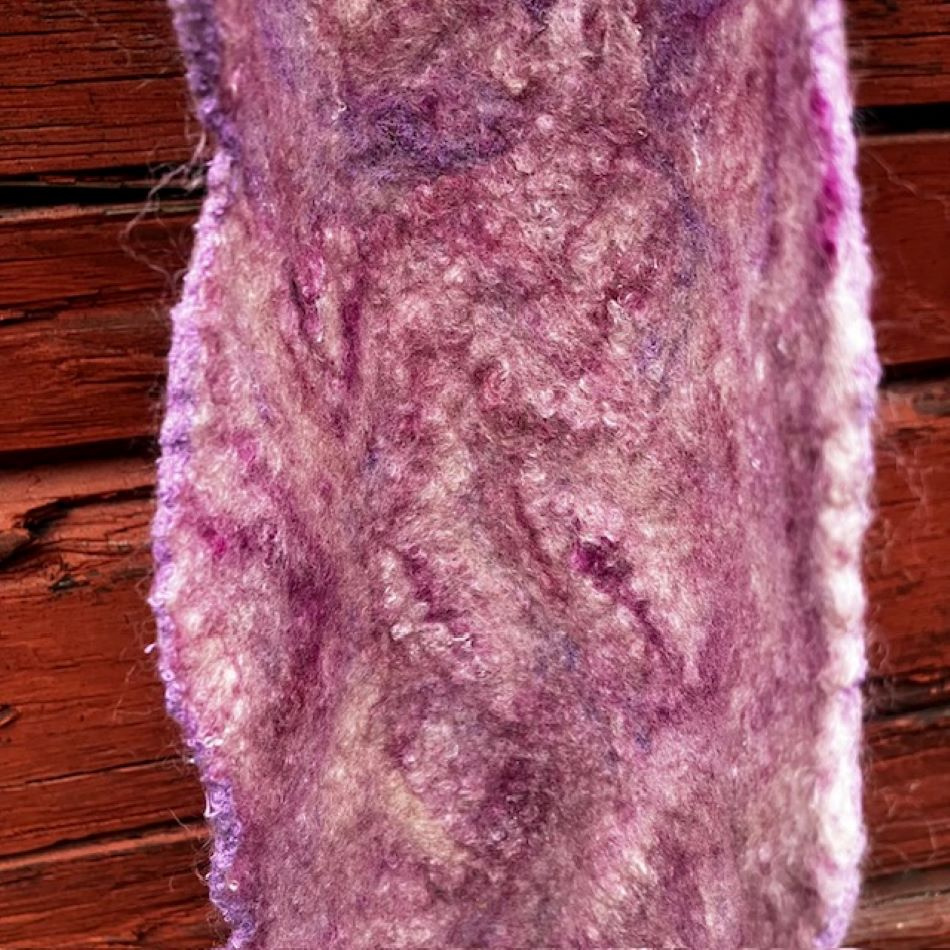 Nunotovadhalsduk i lila och rosa toner