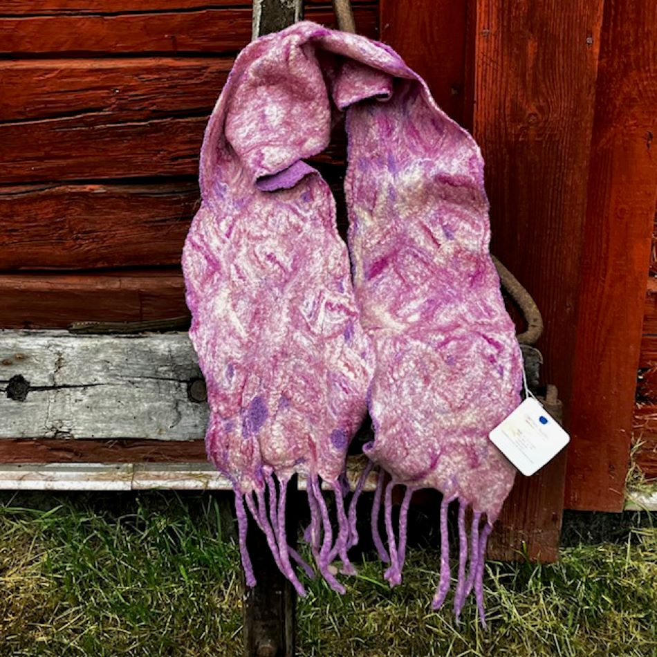 Nunotovadhalsduk i lila och rosa toner