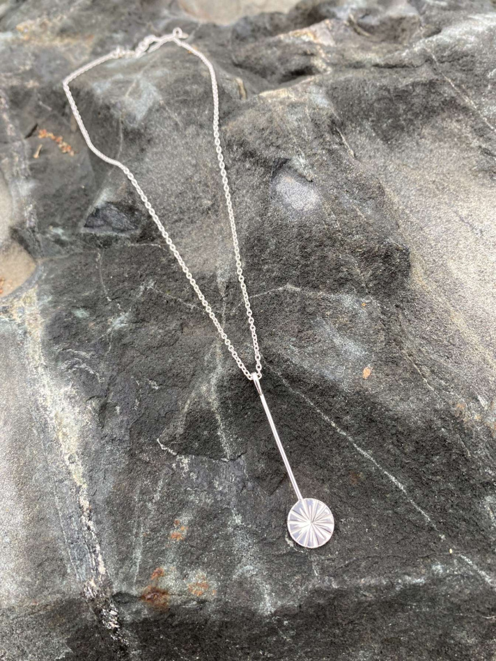 Cecilia betyder blind/bländad på latin. Det exklusiva bländande halsbandet Cecilia i 925 sterlingsilver.