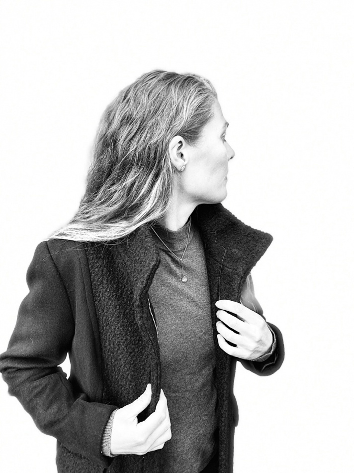 De handgjorda smyckena Cecilia, på modell  i naturlig storlek.